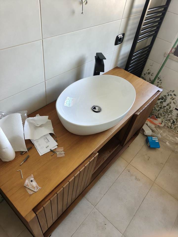 Lavabo d'appoggio su mobile in legno, rubinetteria nera
