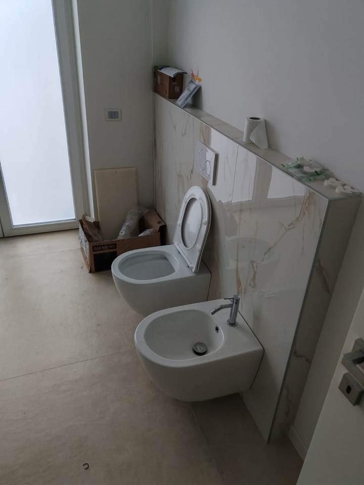 Sanitari sospesi con parete in marmo