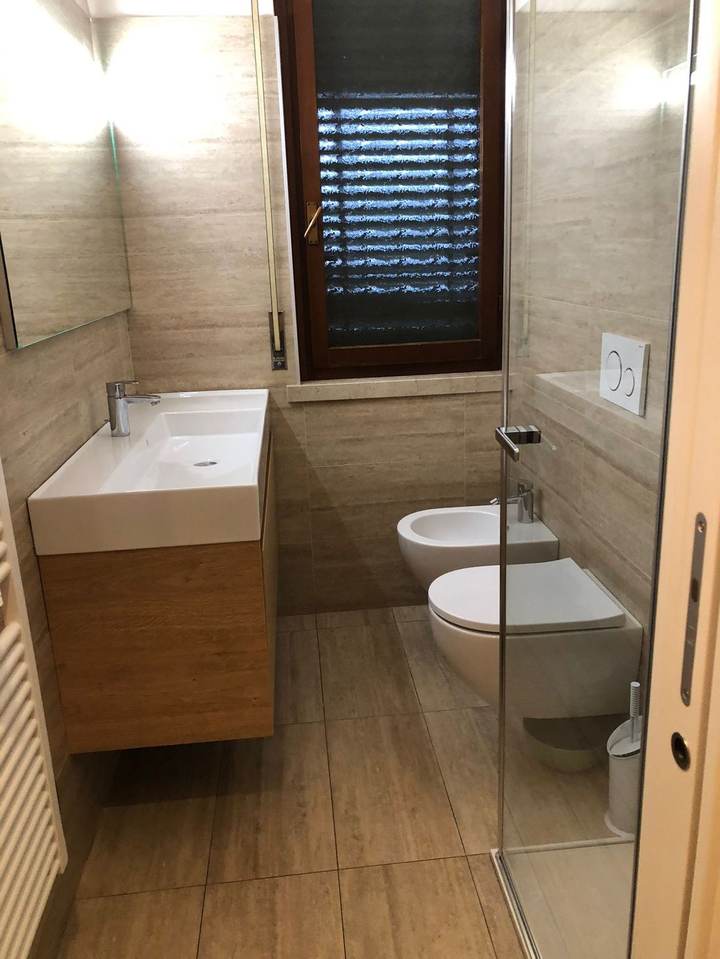 Bagno completo, rivestimento effetto travertino