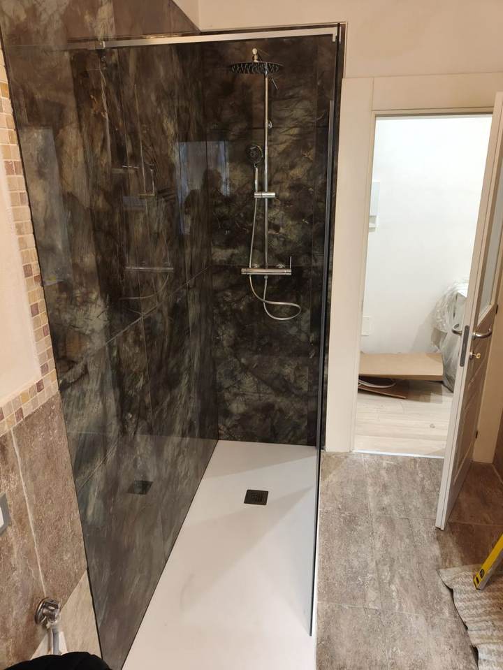 Doccia walk-in, rivestimento in marmo scuro